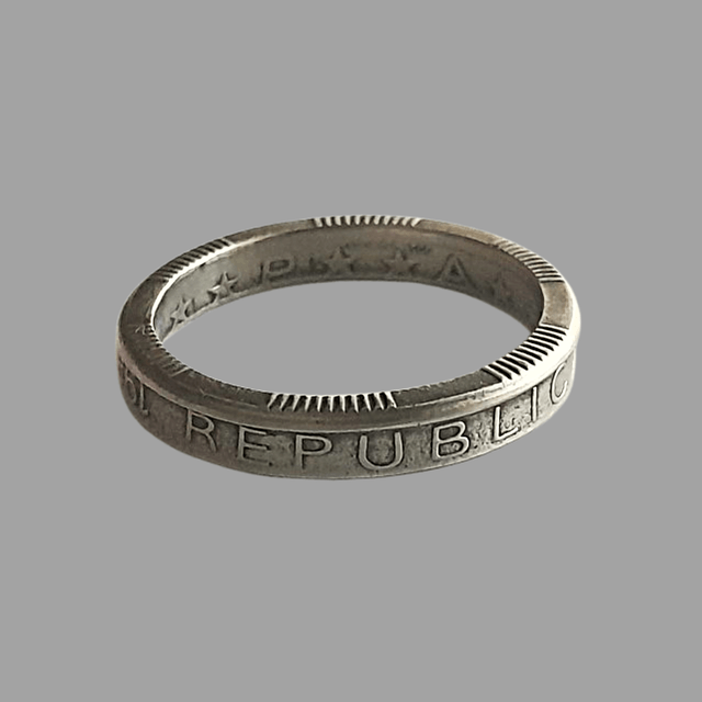 Portuguese 100  Escudos 1989 Coin Ring   